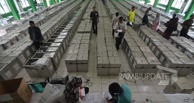 Komisi Pemilihan Umum (KPU) Kota Jambi melakukan penyortiran kotak suara di Asrama Haji. Pada Pemilu 2019, kotak tidak lagi gunakan bahan almunium.