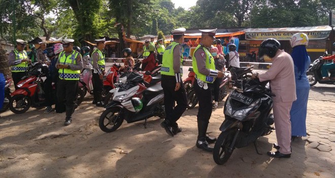 Anggota Direktorat Lalu Lintas Polda Jambi, saat melakukan razia dan memeriksa surat-surat kendaraan sejumlah pengendara di Pall V, Kecamatan Kota Baru, Kota Jambi, Kamis (4/10).