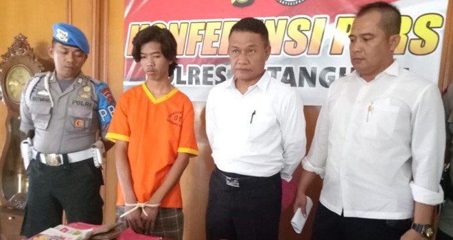 Kasat Narkoba Polres Batanghari, IPTU Azwar Nasution, saat mengepose penangkapan DPO AK di Mapolres Batanghari, Kamis (4/10).