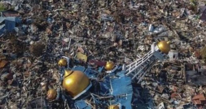 Laporan dari Palu mengatakan, ada bau tajam dari mayat-mayat yang mulai membusuk saat petugas mulai mengubur mayat-mayat korban di kuburan masal (SCMP)