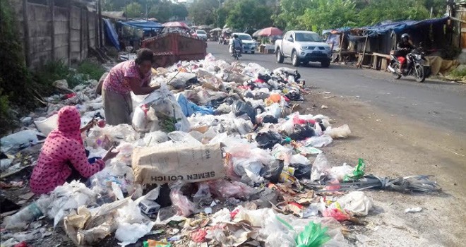 Pemulung mengambil sampah yang bisa dirupiahkan di Jalan Orang kayo Pingai, Pasar Baru, Kota Jambi. Foto ini diambil pukul 15.50 WIB (3/10) kemarin.