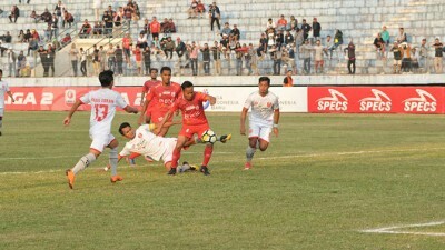 SULIT DIBENDUNG: Gelandang lincah Persis Solo Eli Nasoka (jersey merah) dikepung tiga pemain Persika Karawang di Stadion Wilis Madiun. (HERI KISWANTO/MO PERSIS FOR RASO)