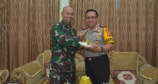 Kapolda Jambi Irjen Pol Drs Muchlis As, MH foto bersama Danrem 042 Garuda Putih Kolonel Inf Dany Budiyanto.