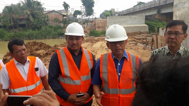 H. Bakri, meninjau progres pembangunan jembatan Batang Bungo bersama Bupati Bungo, Mashuri.