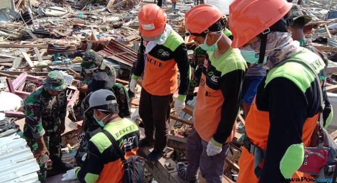 TNI dan sejumlah ACT mengevakuasi jasad dari reruntuhan hotel Roa - Roa. Kota Palu. Sulawesi Tengah. kamis(4/10).(ACT)