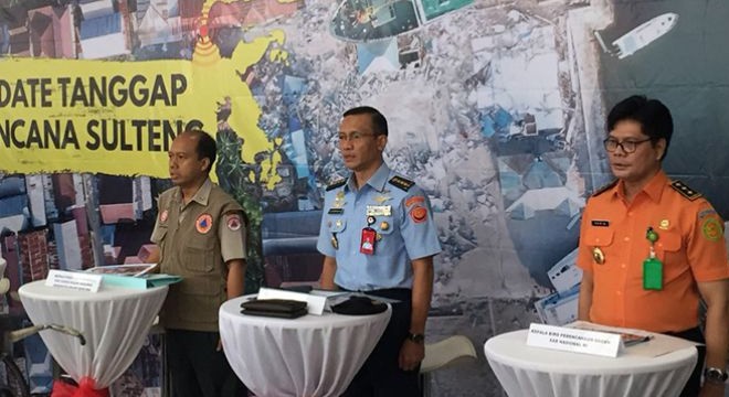 KEPALA PUSAT DATA INFORMASI DAN DATA BNPB SUTOPO PURWO NUGROHO (KIRI). (YESIKA DINTA/JPC