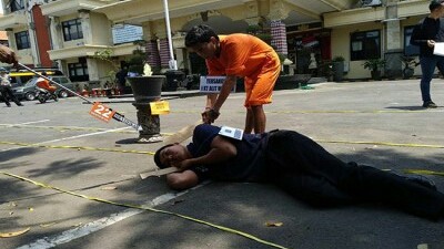 REKONSTRUKSI: Kasus pembunuhan karyawan RM Sailaku Seafood di Jalan Bypass Munggu, Mengwi, Badung, direkonstruksi di halaman Mapolres Badung kemarin. (Andre Sulla/Radar Bali)