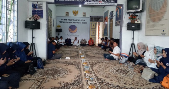 Pengurus dan kader NasDem Jambi menggelar tahlilan dan doa bersma dikantor DPW kawasan Thehok Kota Jambi, Jumat (5/10) kemarin.