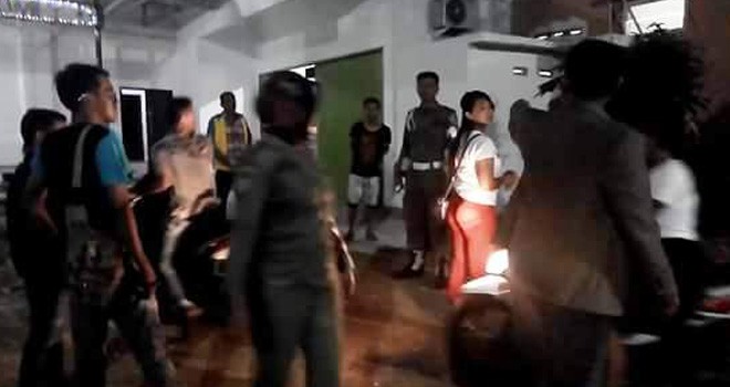 Suasana saat razia tempat hiburan malam dan hotel di Kota Sarolangun, Kamis (4/10) malam.