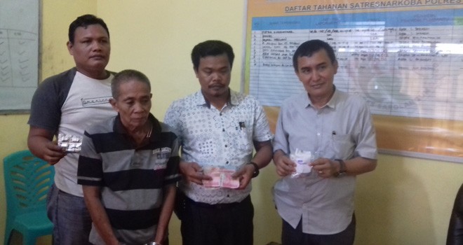 Kasatresnarkoba Polres Sarolangun, AKP Tongam Manalu bersama tim dan pelaku menunjukan barang bukti narkoba di Mapolres Sarolangun, Jumat (5/10).