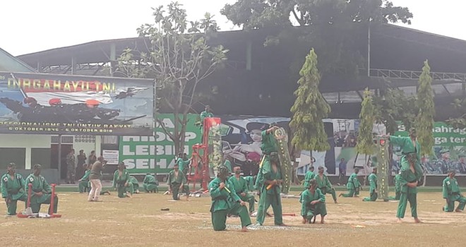 Aksi Mematahkan lapis beton.