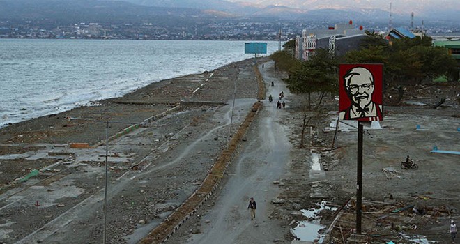 Penduduk setempat berjalan di daerah yang dilanda gempa dan tsunami di Palu, Sulawesi Tengah, Indonesia, 2 Oktober 2018. Foto: REUTERS / Athit Perawongmetha