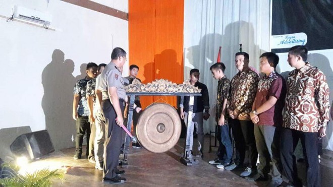 Pemukulan gong oleh Kapolda Jambi  Pembukaan kegiatan Apel 3000 mahasiswa sakti alam kerinci.
