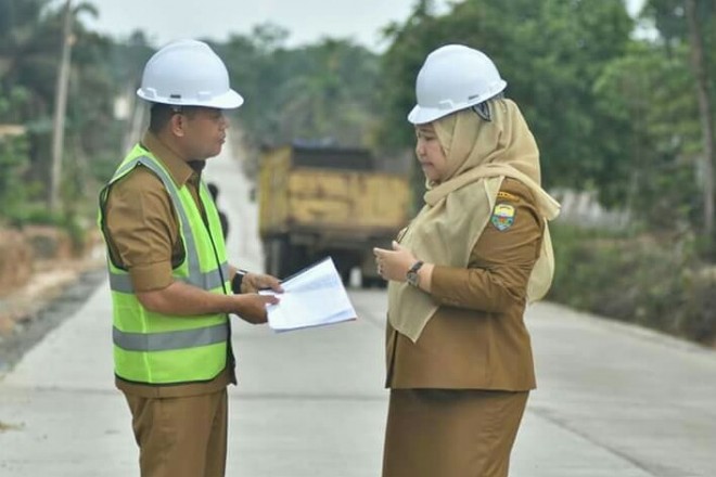 Kepala Dinas PUPR Muarojambi saat melakukan Tinjauan pembangunan Ruas Jalan di kabupaten Muarojambi bersama Bupati Muarojambi Hj Masnah Busro.