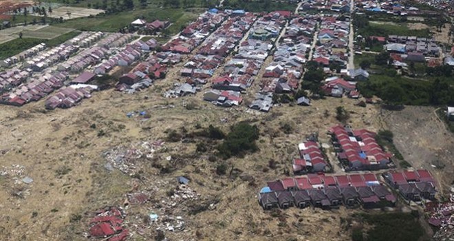 Kondisi kecamatan Petobo di Kota Palu, yang rusak akibat gempa, Sabtu (6/10). Gempa yang memicu likuefaksi yang membuat perumahan warga bergeser. (HARITSAH ALMUDATSIR/JAWA POS)Kondisi kecamatan Petobo di Kota Palu, yang rusak akibat gempa, Sabtu (6/10). Gempa yang memicu likuefaksi yang membuat perumahan warga bergeser. (HARITSAH ALMUDATSIR/JAWA POS)