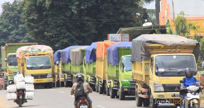 Truk batu bara yang melintas kawasan Simpang Rimbo, Kota Jambi beberapa waktu lalu.