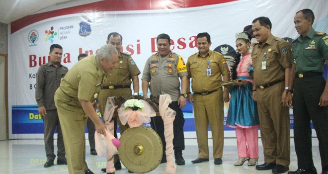 Bupati Tanjung Jabung Barat, H Safrial, saat membuka secara resmi kegiatan Bursa Inovasi Desa yang diselenggarakan di Balai Pertemuan Kantor Bupati, Senin (8/10).