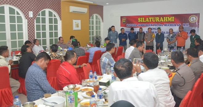 Acara tatap muka dan makan siang bersama pimpinan ormas, tokoh pemuda dan tokoh mahasiswa Jambi. Acara tersebut dipimpin langsung oleh Kapolda Jambi, Irjen Pol Drs Muchlis AS MH di Rumah Makan Sederhana Thehok, Senin (8/10).