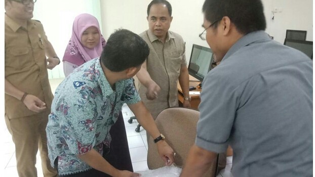 SELEKSI : Rombongan Timsel calon anggota KPU Kabupaten/Kota dalam Provinsi Jambi mengecek server pada uji coba di kantor UPT BKN Jambi, Senin (8/10) kemarin.