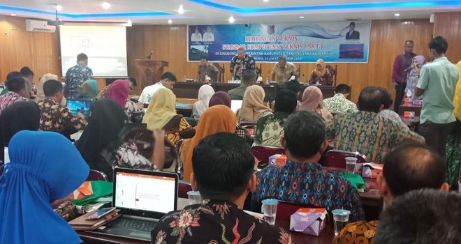 Bimbingan Teknisi Standar Kopetensi Teknis (SKT) di gedung pola utama kantor Bupati, Kamis (11/10).