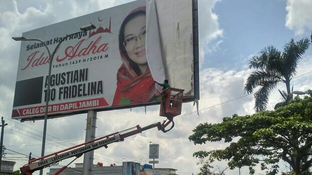 PEMILU : Bawaslu Kota Jambi dan stakeholder menurunkan baliho salah satu Caleg di kawasan jalan kapten Fattimura, Rabu (10/10) kemarin.