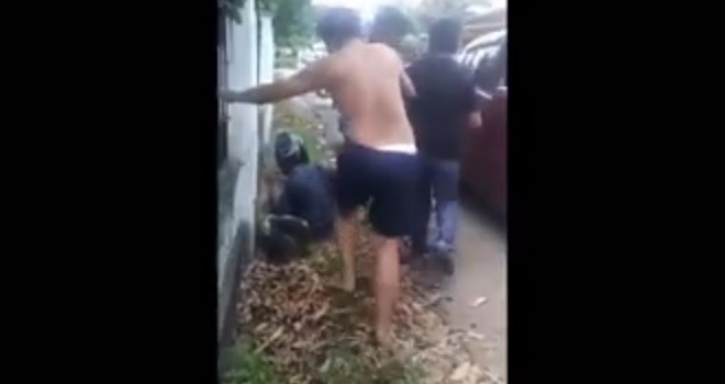Screanshot video oknum Pegawai Negeri Sipil (PNS) yang bertugas di Inspektorat Provinsi Jambi berinisial EK saat menganiaya Remaja beberapa waktu lalu.