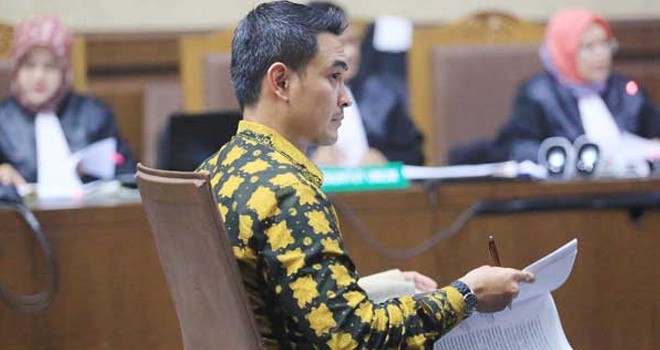 Zumi Zola saat menjalani sidang dakwaan di Pengadilan Tipikor, Jakarta, Kamis (23/8). (Fedrik Tarigan/Jawa Pos)