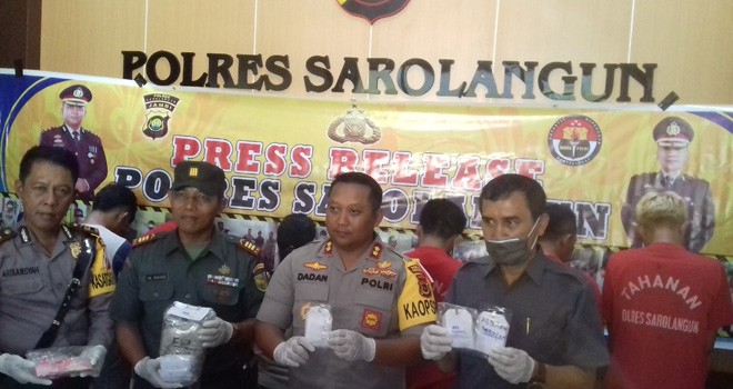 Kapolres Sarolangun, AKBP Dadan Wira Laksana memperlihatkan barang bukti narkotika saat pres release di Mapolres Sarolangun, Kamis (11/10).