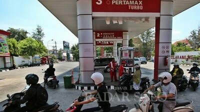 Kenaikan harga Pertamax mulai kemarin siang bisa memicu migrasi ke Pertalite dengan harga di bawahnya. (ARIEF BUDIMAN/RADAR SOLO)
