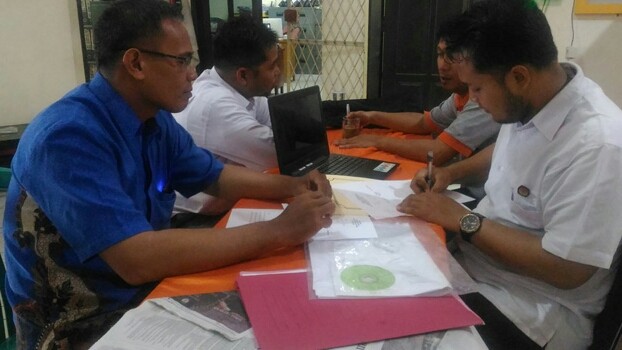 SOSIALISASI : Sekretaris DPD PAN Kota Jambi, Widodo menyerahkan desain APK kepada KPU, Rabu (10/10) kemarin.