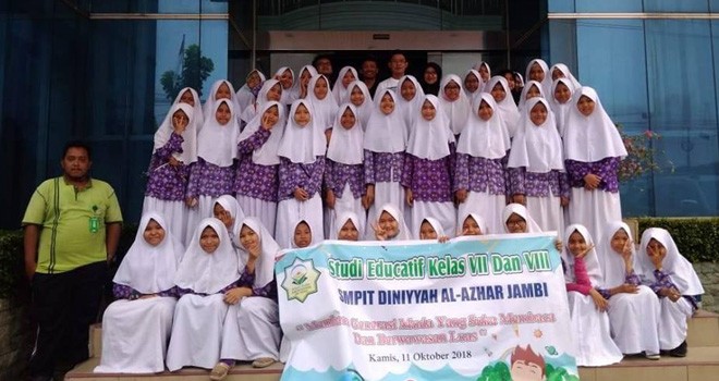 Foto bersama SMP IT Al-Azhar di Graha Pena Jambi Ekspres.