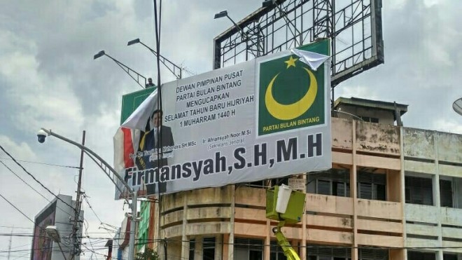FOTO Bawaslu Kota Jambi dan stakeholder menurunkan sejumlah baliho untuk ketertiban pelaksanaan kampanye pada Pemilu 2019.