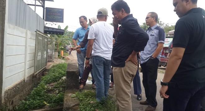 Komisi III DPRD Kota Jambi melakukan pengecekan drainase di sepanjang Jalan Kapten Pattimura (12/10).  
