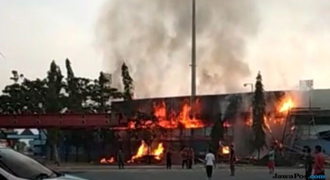 BAGIAN STADION SURAJAYA LAMONGAN YANG MENGALAMI KEBAKARAN, JUMAT (12/10) PAGI. (ISTIMEWA)