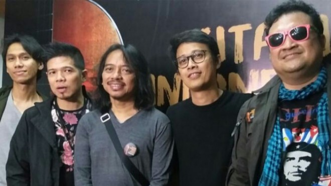 Bagian dari Gitaris Indonesia Peduli (kiri ke kanan): Eross, Baim, Dewa Budjana, Tohpati, dan Baron. (Yuliani NN/JawaPos.com)