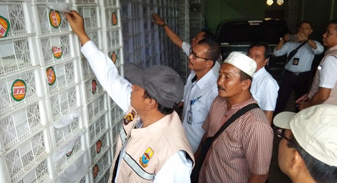 Badan Ketahanan Pangan Provinsi Jambi ketika mengambil sampel anggur untuk diujui laboratorium. 
