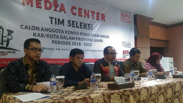 SELEKSI : Timsel calon KPU Kabupaten/Kota dalam Provinsi Jambi menyampaikan persiapan seleksi usai dilantik KPU RI di Grand Hotel belum lama ini.