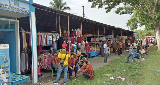 Terlihat belasan stand yang disiapkan panitia untuk perusahaan swasta terpaksa diserahakan kepada para pedagang untuk mengisinya.