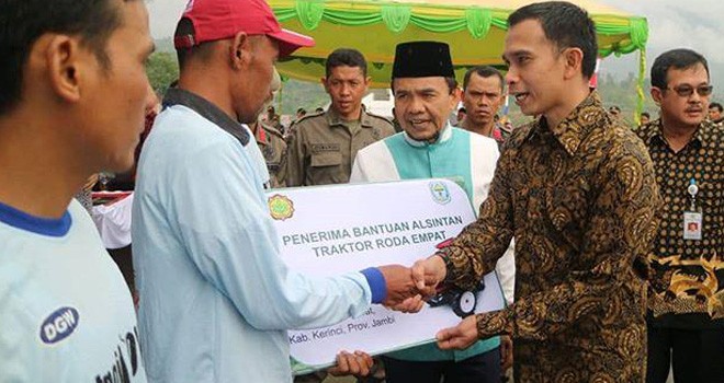 Staf Khusus pimpinan DPR RI, Dipo Nurhadi Ilham menyerahkan bantuan alat pertanian didampingi Direktur Alsintan Bustanul Arifin Caya di Kecamatan Siluak Kabupaten Kerinci.
