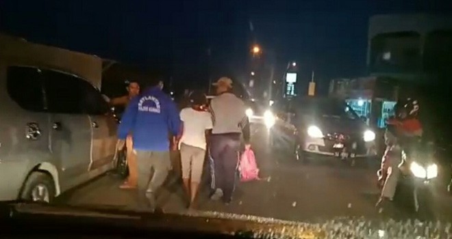 Terlihat seorang nenek yang dicurigai sebagai pelaku penculikan anak, diamankan warga, dan diserhakan ke Polres Kerinci.