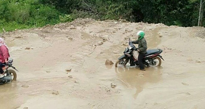 Terlihat lumpur yang memenuhi jalan.