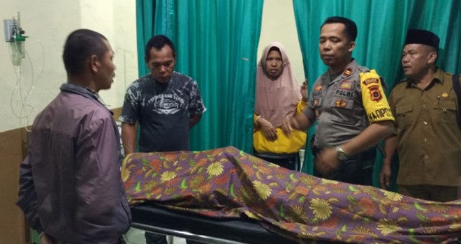 Kapolsek Sungai Penuh, IPTU Yudistira, saat membesuk korban di RSUD MHAT Kerinci, Selasa (16/10).