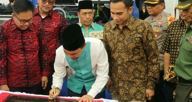 Staf khusus pimpinan DPR RI, Dipo Nurhadi Ilham mendampingi Bupati Kerinci meresmikan jalan Kerinci.