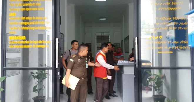 Terlihat mantan Kades Balai saat dilakukan penahanan oleh penyidik Kejari Sungai Penuh, Selasa (16/10).