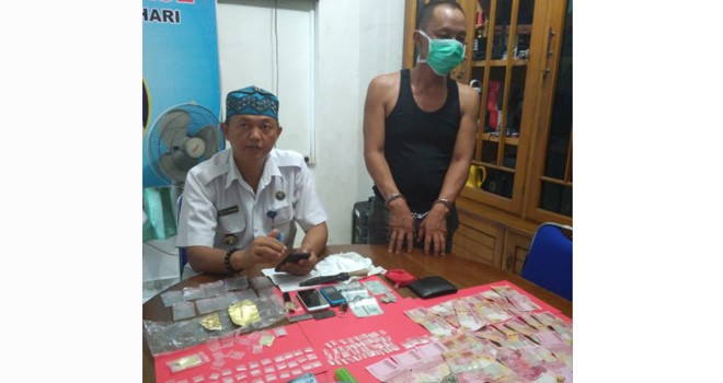 Kepala BNNK Batanghari, Kompol M Zuhairi saat mengekspose tersangka dan barang bukti sabu di kantornya, Rabu (17/10).