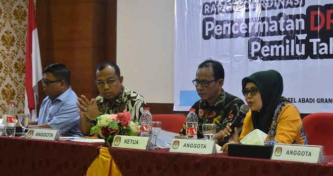 Komisioner KPU Provinsi Jambi menggelar rapat pencermatan data pemilih pemilu 2019 bersama stakholder beberapa waktu yang lalu.