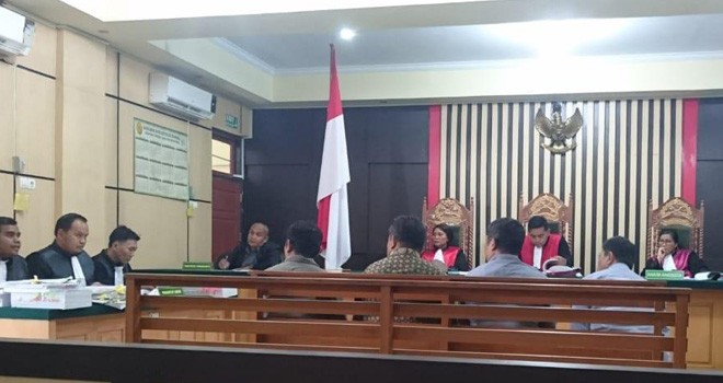 Empat terdakwa kasus korupsi pembangunan embung di Desa Sungai Abang saat dihadirkan di Pengadilan Tipikor Jambi, Rabu (17/10). 