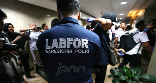 Bareskrim Polri saat menindak lanjuti insiden peluru yang menembus ruang kerja anggota DPR.