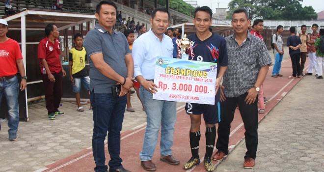 Ketua Asprov PSSI Provinsi Jambi, Dr. Medrin Joni menyerahkan piala dan uang pembinaan secara simbolis kepada pemenang Liga Piala Soeratin U-17 Provinsi Jambi