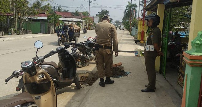 Sejumlah Kanstin di Tanjab Barat Dibongkar Paksa Anggota Pol PP.